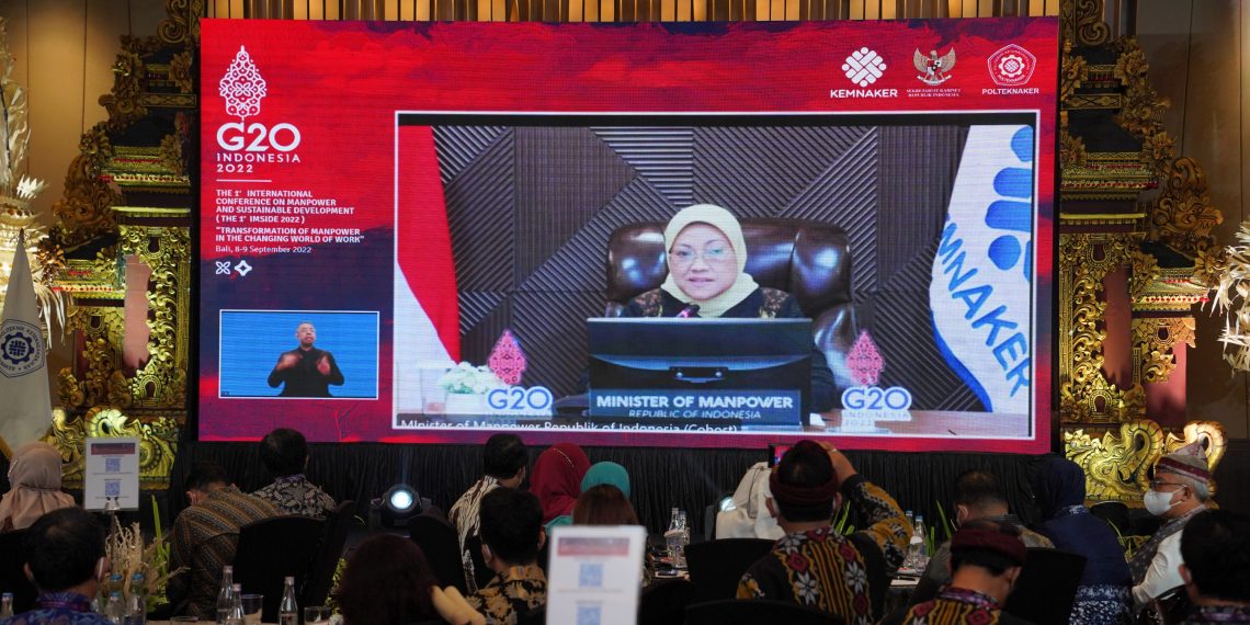 Mahasiswa Pendidikan Bahasa Inggris Presentasi di 1st International Conference on Manpower and Sustainable Development